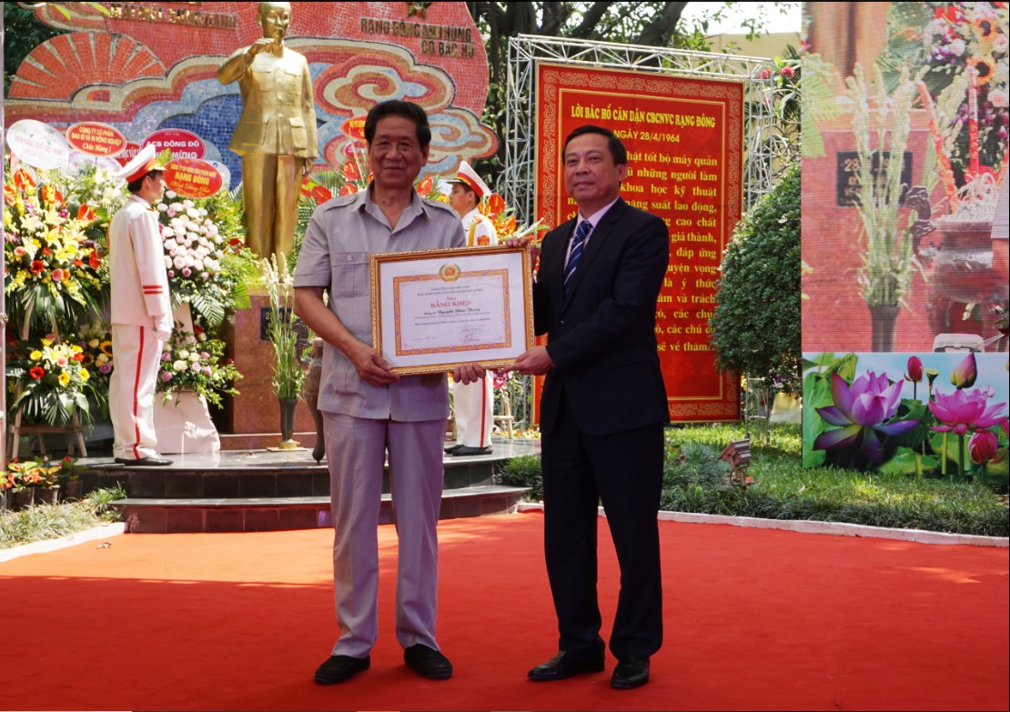 Tổng Giám đốc Nguyễn Đoàn Thăng nhận bằng khen của thành ủy